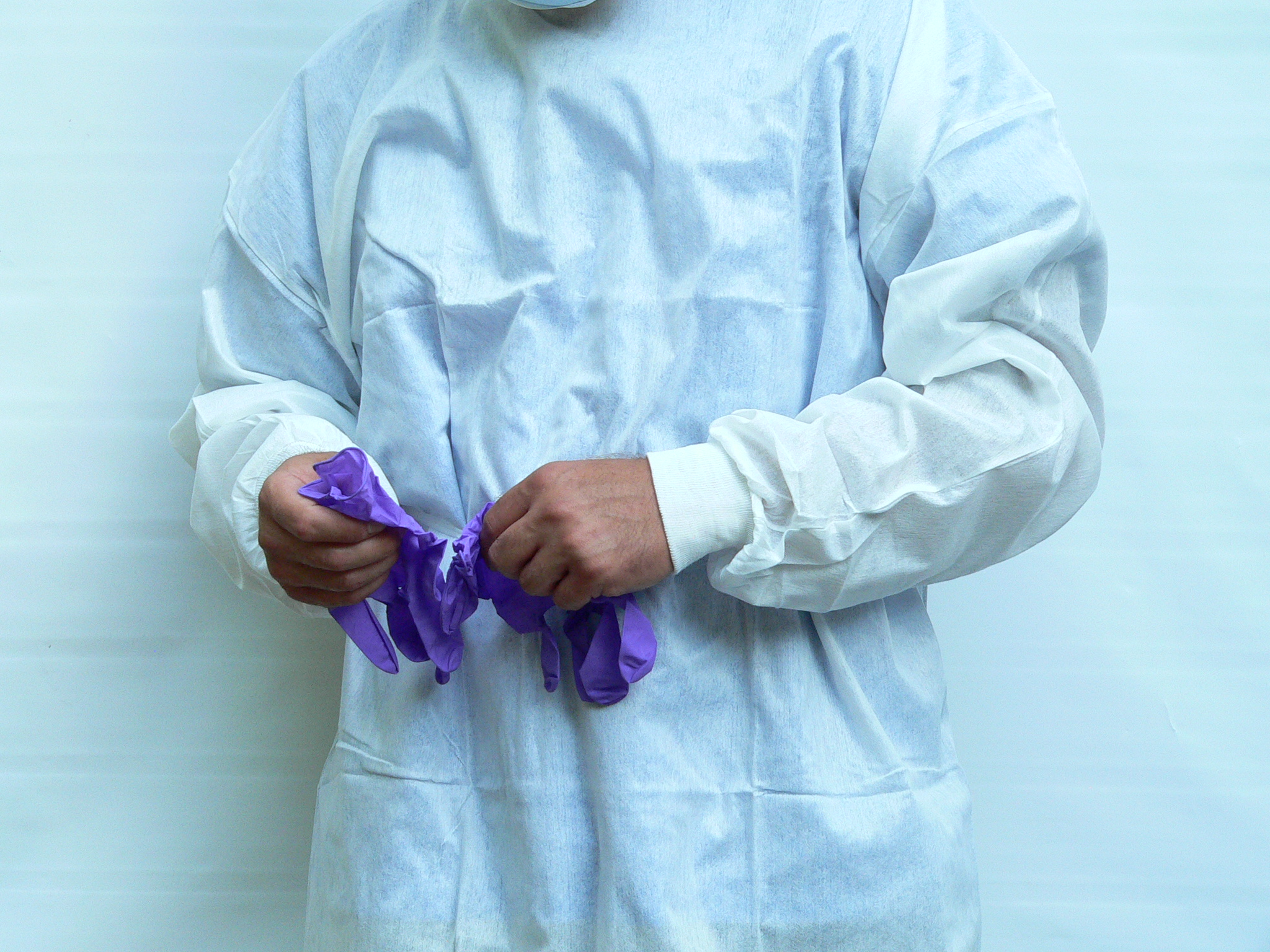 Disposable White Polypropylene Isolation Gowns with Knit Cuffs
